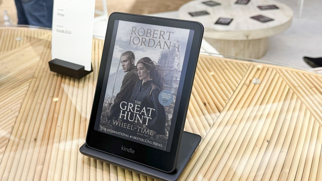 The Amazon Kindle Colorsoft shows the cover of the book The Great Hunt